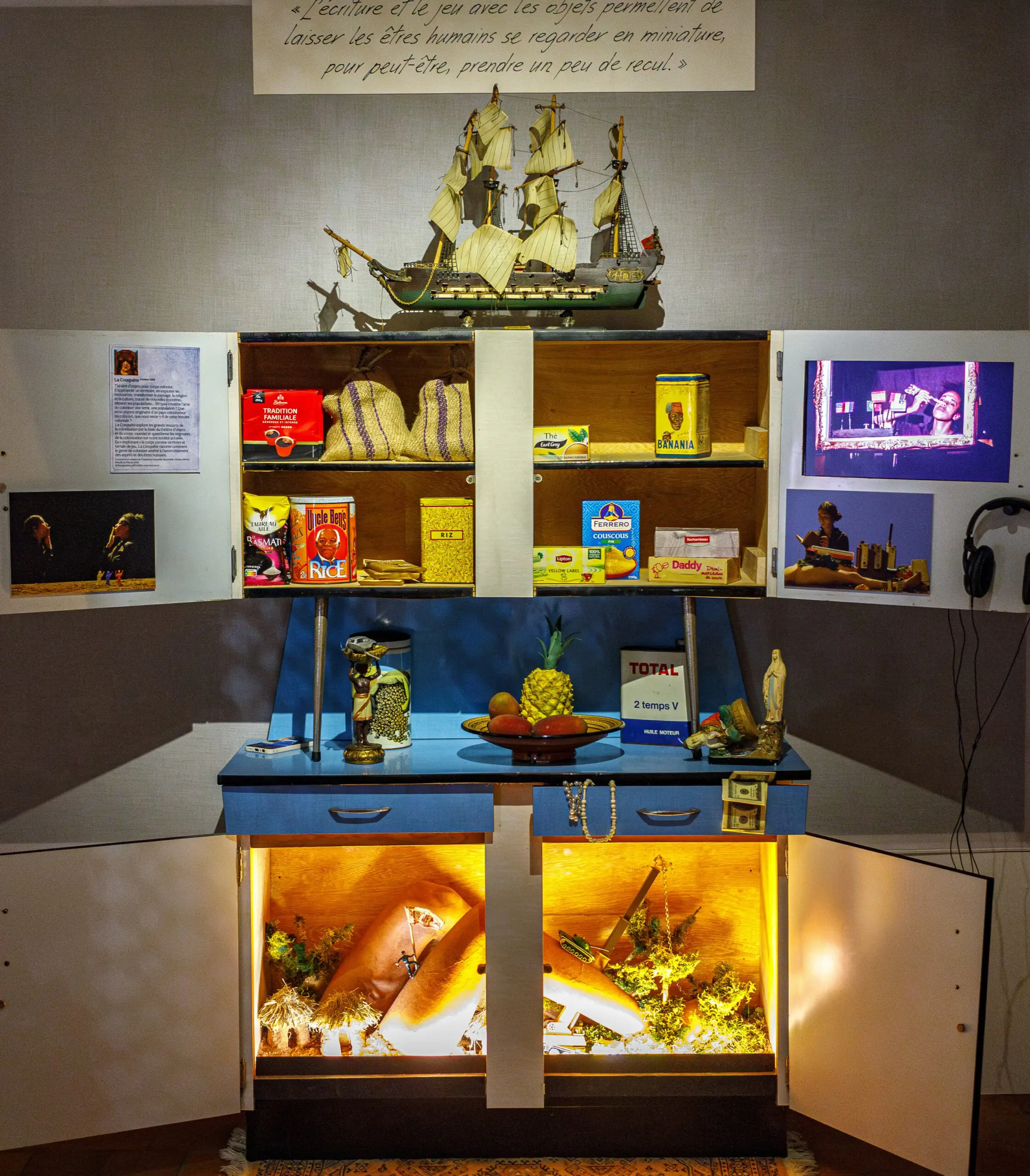 Découvrez l’univers artistique de La Compagnie à, ses processus de création, ses sources d’inspiration et sa relation singulière aux objets
Dorothée Saysombat et Nicolas Alline investissent la salle de la carte blanche au MAM. Ils vous proposent de découvrir leur approche singulière du théâtre d’objets dans une exposition immersive.
L’exposition se présente comme une forme d’exploration du cerveau des artistes, dévoile leurs sources d’inspiration, donne à comprendre la force intrinsèque des objets utilisés dans leurs spectacles et touche du doigt les thématiques qui agitent leurs réflexions. Une ambiance sonore, des textes mis en scène, des photos, des vidéos forment un cabinet de curiosités. Une exposition vivante, ludique et sensorielle.